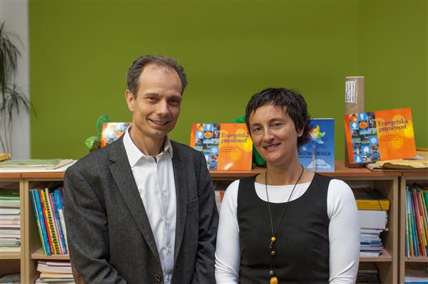 avtor recenzije prof. dr. Marko Marhl (Univerza v Mariboru) in urednica publikacije mag. Mojca Drevenšek