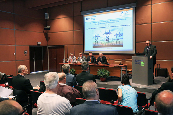 Za odrom (desno): dr. Franc Žlahtič, predsednik Slovenskega nacionalnega komiteja Svetovnega energetskega sveta (WEC – World Energy Council)