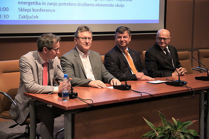 Uvodni predavatelji:
Einari Kisel (WEC), prof. dr. Alojz Poredoš (Svet za energetiko pri SAZU), dr. Peter Gašperšič (minister za infrastrukturo), Marjan Eberlinc (Energetska zbornica Slovenije)